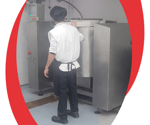 Persona cocinando con una marmita